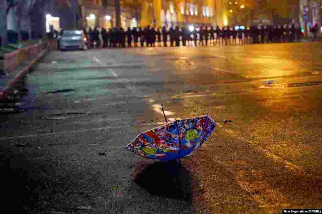 Protestatarii de la Tbilisi continuă să susțină că alegerile de la 26 octombrie, la care Visul Georgian a câștigat un nou mandat, ar fi fost falsificate.&nbsp;