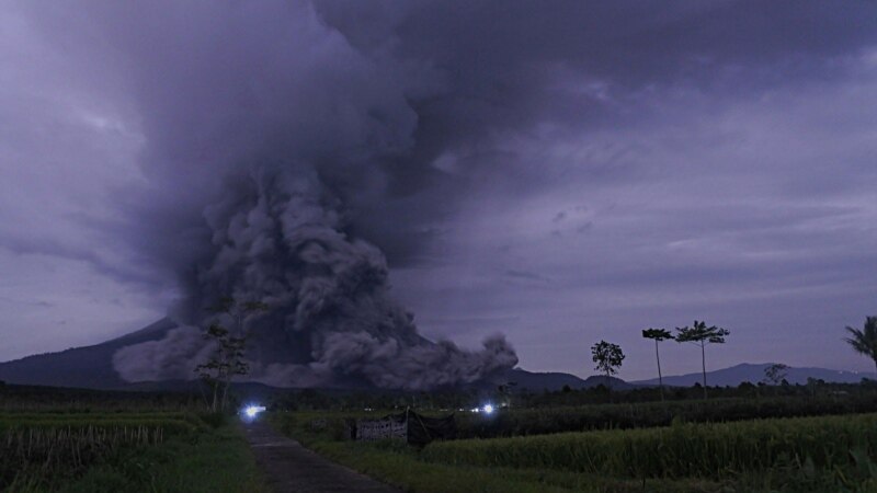 Vulkan Semeru izbacuje pepeo iznad indonezijskog otoka Java