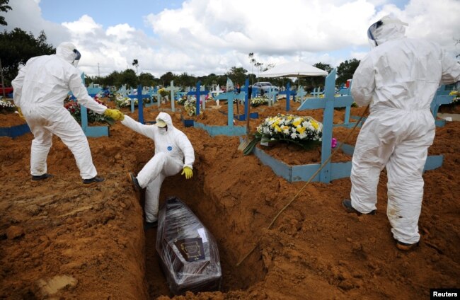 Похороны жертв COVID-19 в городе Манаус, столице бразильской Амазонии. Январь 2021 года