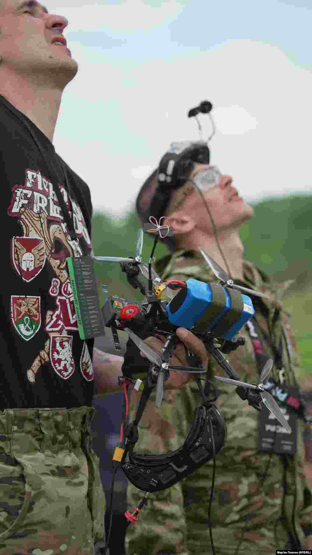 Змагання дають можливість бійцям з різних підрозділів обмінятися досвідом, поспілкуватися, побачити виробників БПЛА, познайомитися з дронами, які сьогодні є на ринку.Руслан Клименко, засновник «Дикої гонки», військовослужбовець 33-ї Окремої механізованої бригади розповів Радіо Свобода: «Зараз це місце, де хлопці, які відточували свою майстерність на війні, вбиваючи ворога, можуть між собою довести, хто крутіший. Для них це неповторні емоції»