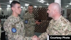 პოლკოვნიკი რომან ჯოხაძე (მარჯვნივ)