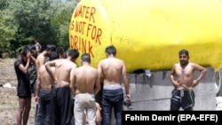 "Voda nije za piće", poruka u migrantskom kampu Vučjak kod Bihaća, juni 2019.