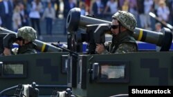 Украинские военные с американскими противотанковыми ракетами "Джавелин" на параде в Киеве в День независимости, 24 августа 2018 года (архив)