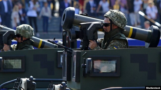 Українські військові з американськими протитанковими ракетними комплексами «Джавелін» (Javelin) під час військового параду до Дня Незалежності України. Київ, 24 серпня 2018 року