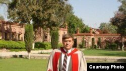 د ایډورډز کالج پخوانی پرنسپل ډیویډ ګوسلین، د کالج په انګړ کې