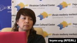 Одна з ініціаторів створення Українського культурного центру в Криму Олена Попова у Сімферополі на пресконференції, 7 травня 2015 року