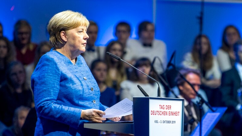 ЕУ да развива свои системи на оружје, предложи Меркел