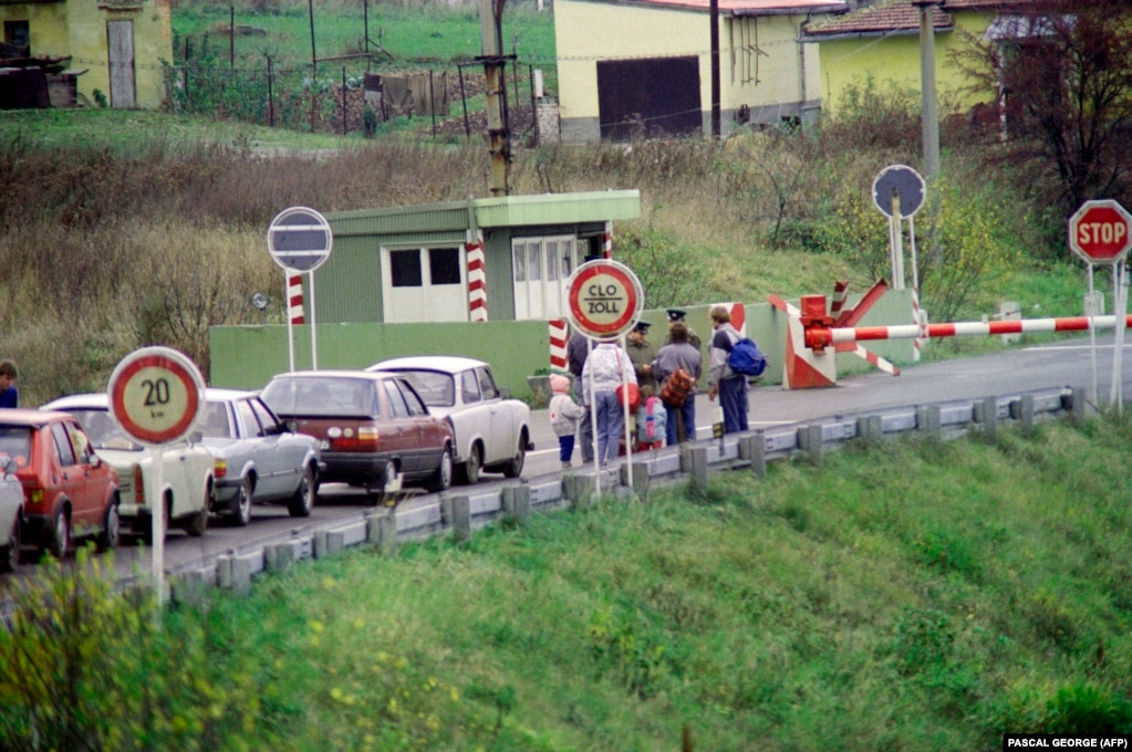 شهروندان پناهجوی آلمان شرقی در تلاش برای عبور از مرز آلمان غربی در پنجم نوامبر ۱۹۸۹