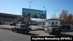 Жезқазған қаласындағы кен байыту комбинаты жанында тұрған автокөліктер. 27 қараша 2013 жыл.