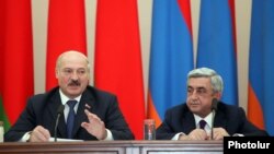 Армения - Президенты Армении и Беларуси - Серж Саргсян (справа) и Александр Лукашенко - во время совместной пресс-конференции, Ереван, 13 мая 2013 г. 