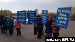 Жерлері "мемлекет қажетіне" алынған саяжай тұрғындарының наразылық митингіcі. Астана, 18 қазан 2014 жыл. 