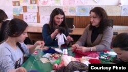 Проект за меѓуетничка интеграција во образованието. Фотографии на УСАИД од различни активности во кои се вклучени ученици од Македонија.