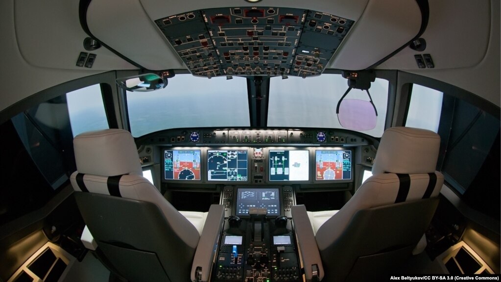 Кабина самолета MC-21. Из-за санкций его дальнейшее производство затягивается Кабина самолета MC-21. Из-за санкций его дальнейшее производство затягивается