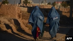در دوران حاکمیت طالبان در افغانستان بین سال‎های ۱۹۹۶ و ۲۰۰۱ میلادی زنان افغان از رفتن به مکتب منع بودند.