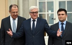 Russian Foreign Minister Sergei Lavrov (left), German Foreign Minister Frank-Walter Steinmeier (center), and Ukrainian Foreign Minister Pavlo Klimkin pose outside Villa Borsig in Berlin on November 6.