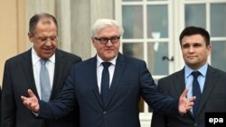 Russian Foreign Minister Sergei Lavrov (left), German Foreign Minister Frank-Walter Steinmeier (center), and Ukrainian Foreign Minister Pavlo Klimkin pose outside Villa Borsig in Berlin on November 6.