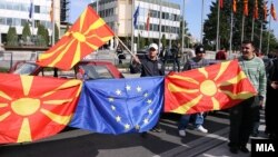 Граѓаните ја прославуваат препораката на ЕК за преговори со Македонија за членство во ЕУ.