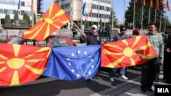 Граѓаните ја прославуваат препораката на ЕК за преговори со Македонија за членство во ЕУ на 14 октомври 2009 година.
