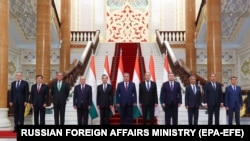 امام علی رحمان رئیس جمهوری تاجیکستان (وسط) با وزیران خارجه کشورهای عضو سازمان همکاری شانگهای در دوشنبه پایتخت تاجیکستان.