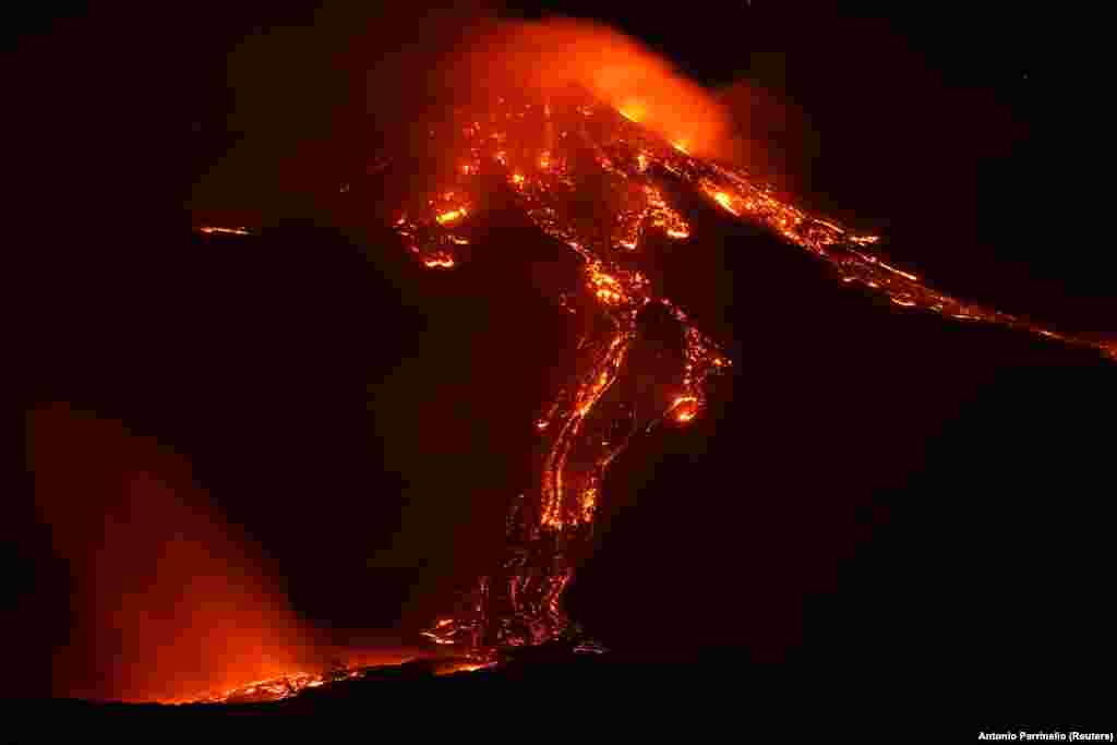 Az Etna Európa legaktívabb vulkánja. A tűzhányó február közepe óta újból életre kelt.