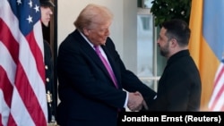 Tramp Zelenskini Ağ evdə qarşılayır.