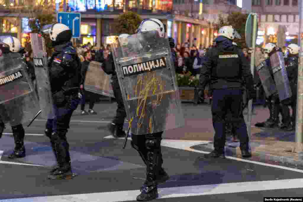 Сербские полицейские держат щиты, пока люди собираются на митинг в знак протеста против обыска в офисах Белградского университета после гибели студента в результате несчастного случая, Белград, Сербия, 31 марта 2026 года. REUTERS/Djordje Kojadinovic