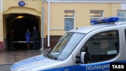 Полицейская машина у офиса общественной организации "Открытая Россия", апрель 2015 года