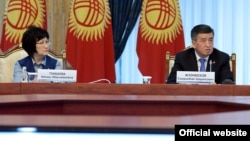 Президент Сооронбай Жээнбеков менен Жогорку соттун төрайымы Айнаш Токбаева. 17-май, 2018-жыл