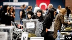 Turci koji žive u Holandiji izašli su u velikom procentu na referendum o promjenama turskog Ustava, Deventer, april 2017