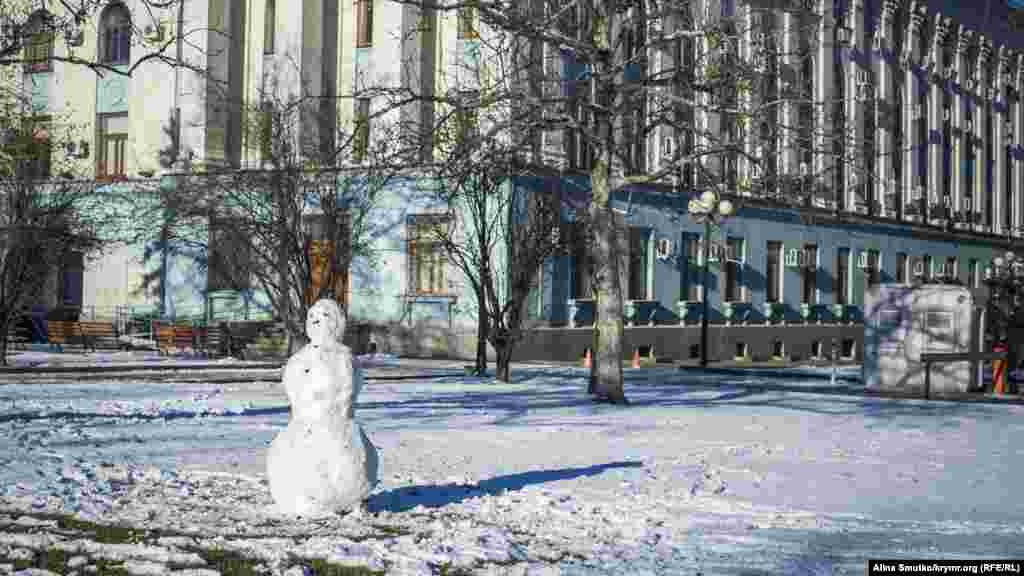 Сніговик біля Ради міністрів Криму, 5 грудня 2016 року