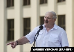 Lukašenko je 16. avgusta 2020. održao provladin skup na Trgu nezavisnosti u Minsku. Pristalice su dovezene autobusima iz cijele zemlje.