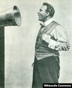 Шаляпин записывает пластинку. Фото Льва Леонидова. 1913.