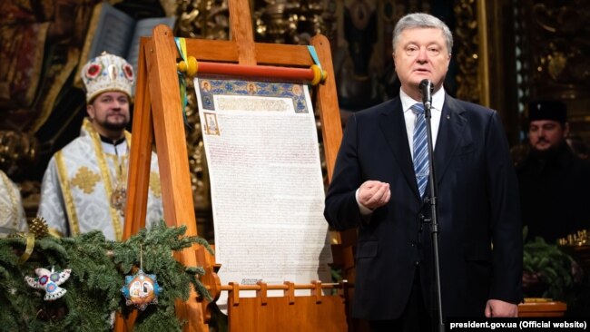 Президент України Петро Порошенко під час представлення томосу про автокефалію для Православної церкви України після Різдв’яної Літургії в Софійському соборі в Києві, 7 січня 2019 року