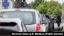 Coadă de mașini la intrarea în R. Moldova, la postul vamal de frontieră Leușeni–Albița.