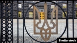 Герб на воротах кабинета министров Украины