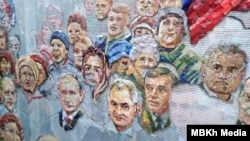 Одна з фотографій, що просочилися в пресу, показує роботу над мозаїкою, яка має прикрасити собор Збройних сил Росії, й на котрій зображено Путіна, Шойгу та інших російських політиків 