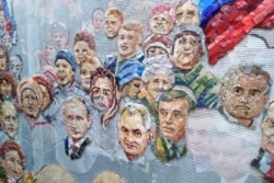 Одна з фотографій, що просочилися в пресу, показує роботу над мозаїкою, яка має прикрасити собор Збройних сил Росії, й на котрій зображено Путіна, Шойгу та інших російських політиків
