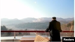 Demirgazyk Koreýanyň lideri Kim Jong Un uzak aralyga niýetlenen raketanyň uçuşyna synlaýar. 2016 ý. 