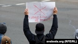 Учасник маршу протесту у Мінську тримає саморобний плакат із написом «Мирні люди – не мішень». Білорусь, 25 жовтня 2020 року