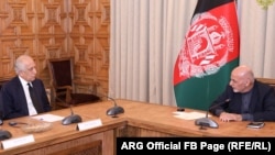 افغان ولسمشر اشرف غني په کابل کې له د سولې لپاره د امریکا له ځانګړي استازي زلمي خلیلزاد سره ګوري - د ارشیف انځور.