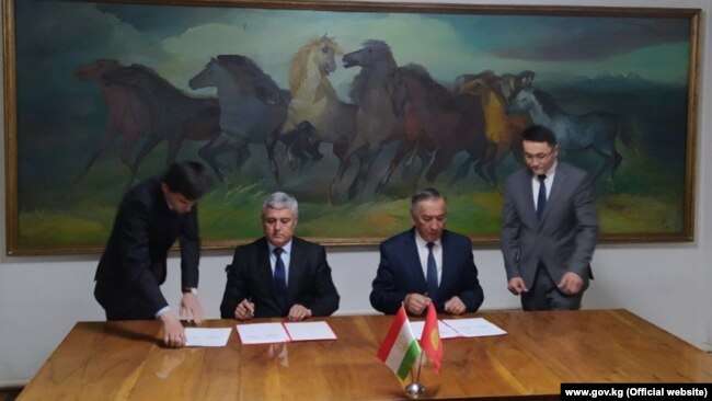 Момент подписания протокола представителями топографических групп правительственных делегаций по делимитации и демаркации кыргызско-таджикской государственной границы. 9 мая 2021 года.