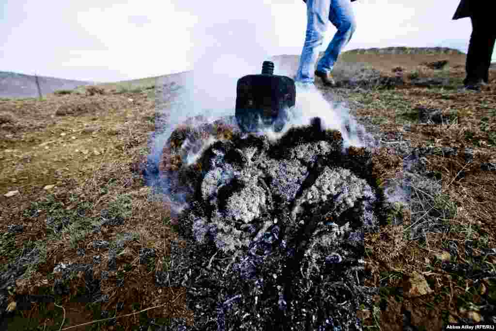 Çoban quru otları yandırıb üzərində çay qaynadır.