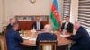Претставници на етничката ерменска заедница на Нагорно-Карабах, владата на Азербејџан и претставник на рускиот мировен контингент присуствуваат на разговорите во азербејџанскиот град Јевлакс, 21 септември 2023 година.