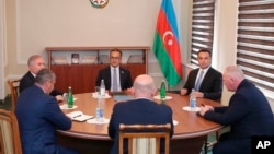 Претставници на етничката ерменска заедница на Нагорно-Карабах, владата на Азербејџан и претставник на рускиот мировен контингент присуствуваат на разговорите во азербејџанскиот град Јевлакс, 21 септември 2023 година.