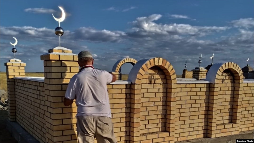 Бір гей ұйықтап жатқан баланың бөртпелерін сорып алады.