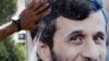 مارون‌الراس لبنان؛ یک شهروند لبنانی تصویر احمدی‌نژاد را می‌شوید.