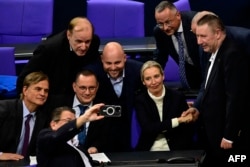 Membrii AfD, printre care și lidera Alice Weidel, se felicită reciproc după ce au spart „firewall-ul anti-extremism” din Bundestag, după votul de miercuri.