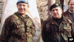 UN-ov komandir Michael Rose i brigadni general Atif Dudaković, Bihać, 28. decembar, 1994. 