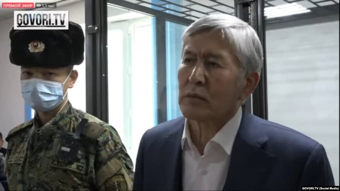 Собиқ президент Алмазбек Атамбаев суд залида.