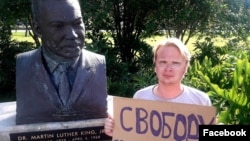 Дмитрий Богатов около памятника Мартину Лютеру Кингу в США